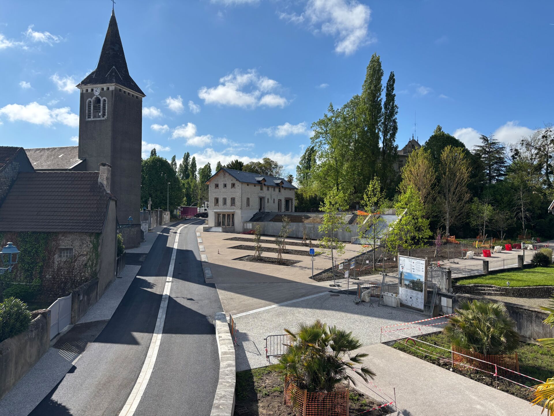 UNE