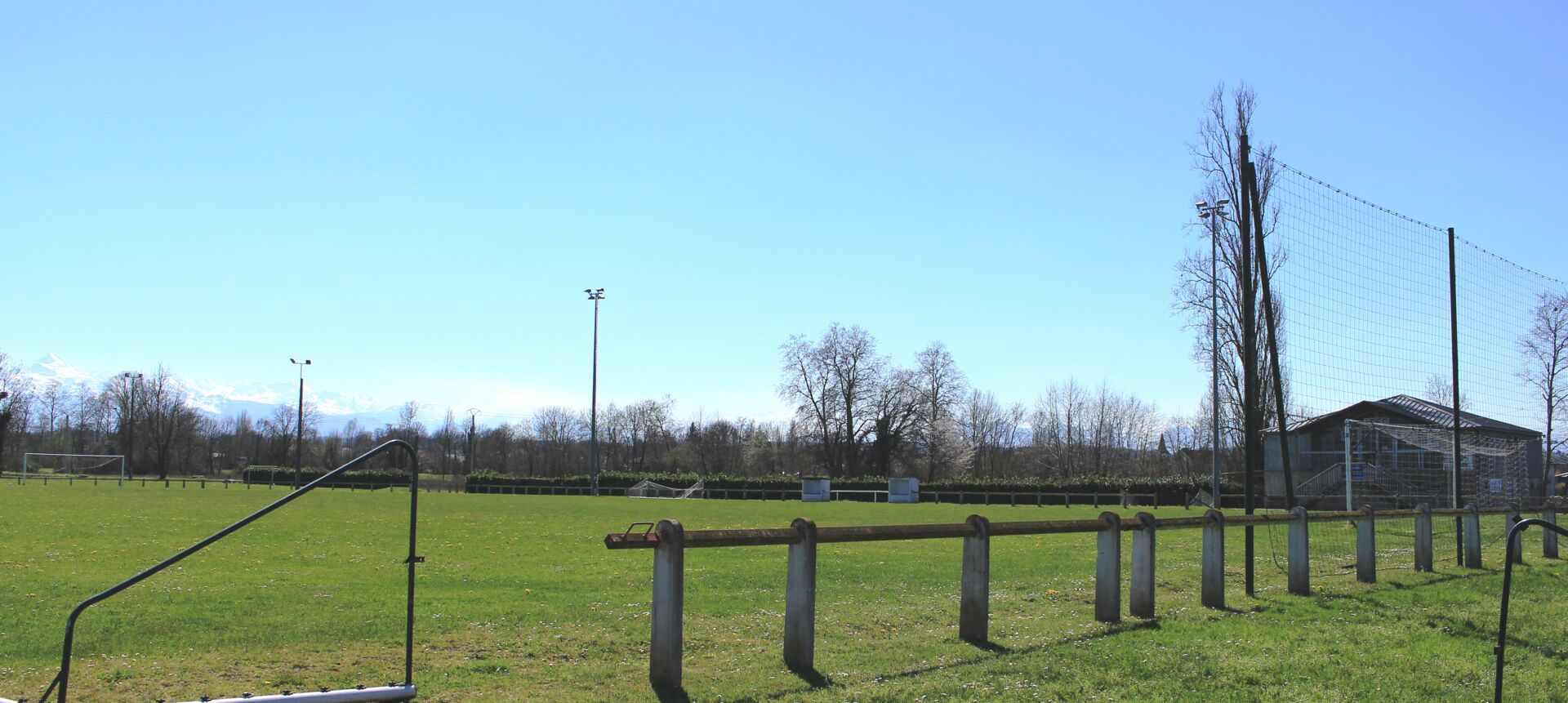Stade_de_football_de_Odos_(Hautes-Pyrénées)_1